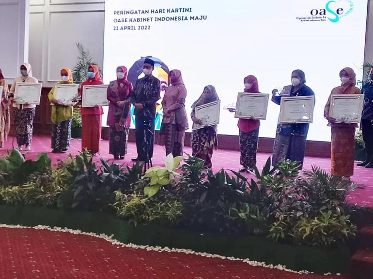 Sartini Warga Desa Suka Sari Memperoleh Penghargaan Perempuan Berjasa Dan Berprestasi Bidang Pertanian Se-Provinsi Bengkulu