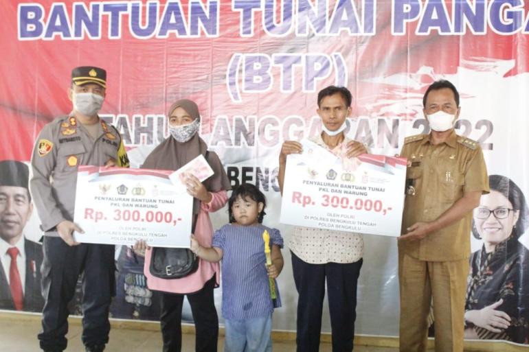 Penyerahan Bantuan Tunai Pangan (BTP-PKLW) Dari Polres Benteng