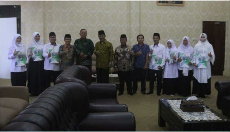 Rektor UINFAS Serahkan SK CPNS