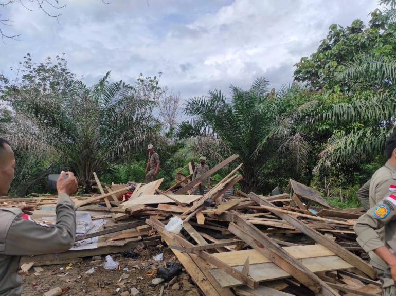 Satpol PP Bersama Damkar Di Bantu TNI Dan POLRI Tertibkan WAREM 