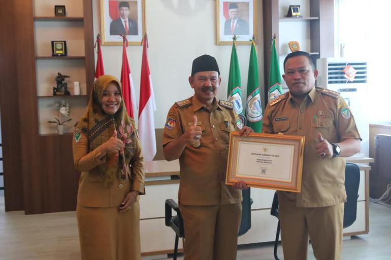 Bupati Seluma Menerima Sertifikat Eliminasi Malaria