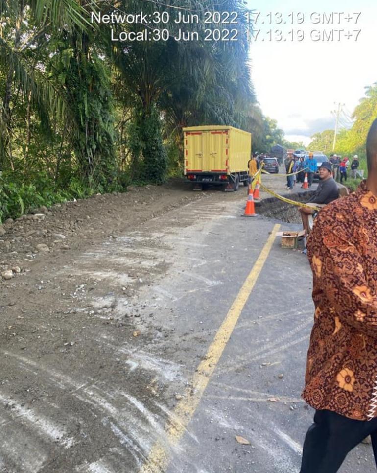 Dinas PUPR Seluma Perbaiki Jalan Di Desa Sendawar Yang Amblas