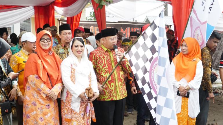 Gubernur Bengkulu Rohidin Mersyah Melepas Peserta Pawai Kain Batik Bersurek