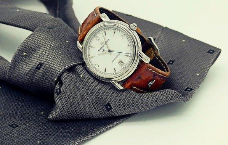 Model jam tangan pria dengan strap kulit (sumber : pixabay)