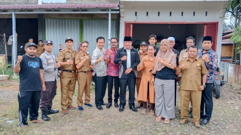 Wagub Rosjonsyah Serahkan Bantuan Korban Longsor Desa Lubuk Gedang