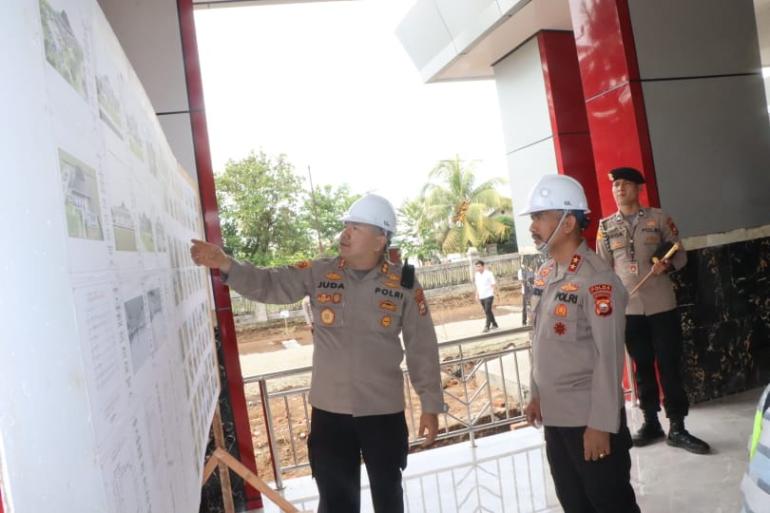 Tampak Kapolda Sedang Melakukan Pengecekan