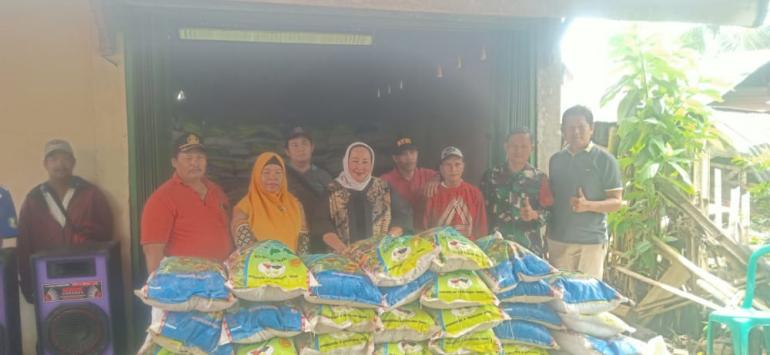 Srie Rejeki Salurkan Bantuan Pupuk dan Bibit Buah