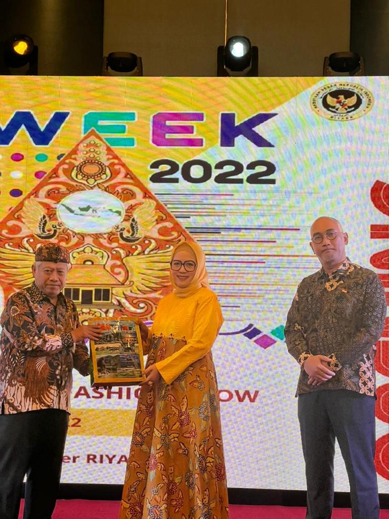 Derta Rohidin Kenalkan Kain Besurek Dan Kulit Lantung Pada Ajang IWF 2022