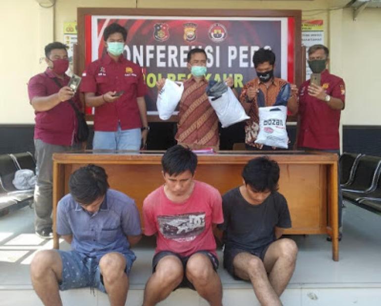 Gelapkan 1 Unit Mobil Dan Uang 17 Juta, 3 Tersangka Ditangkap Polisi Di Lahat