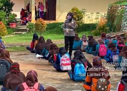 Polres Seluma Himbau Pelajar Lengkapi Kelengkapan Berkendara dan Gunakan Masker