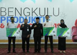 Gubernur Bengkulu Rohidin Mersyah bersama Kepala BPJS Ketenagakerjaan serahkan secara Simbolis Kartu BPJS