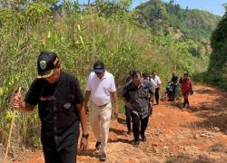 Plt Kepala Dinas PUBM TR Sumsel Darma Budhy bersama tim meninjau pembangunan jalan akses Sumsel//Bengkulu. istimewa