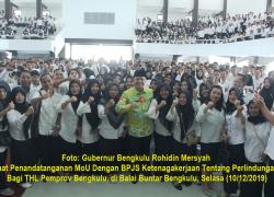 Foto: Gubernur Bengkulu Rohidin Mersyah saat Penandatanganan MoU Dengan BPJS Ketenagakerjaan Tentang Perlindungan Bagi THL Pemprov Bengkulu, di Balai Buntar Bengkulu, Selasa (10/12/2019)