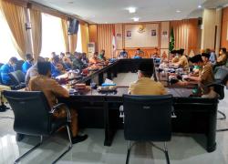 Rapat yang dipimpin Sekretaris Daerah Provinsi Bengkulu Hamka Sabri ini dihadiri langsung oleh Direktur Pembinaan Peserta Pendidikan Debiddikpimkatnas Lemhanas RI Laksma TNI Budi Kalimantoro
