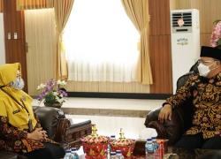Bengkulu, TuntasOnline.com – Kepala Lembaga Penyiaran Publik Radio Republik Indonesia (LPP RRI) Bengkulu Neny Afrantiny audiensi dengan Gubernur Bengkulu Rohidin Mersyah pada Jumat, (18/6/2021) . Dalam audiensi itu, selain Kepsta RRI Bengkulu Neny memperkenalkan diri sampai diamanah ke Bengkulu. Dengan didampingi Kepala Bidang Siaran, Heny Sulistiawaty, Kepala Bidang Layanan Pengembangan Usaha, Antony, dan Kepala Bidang Pemberitaan Dudi Kespta RRI Bengkulu Neny diterima Gubernur Rohidin di ruang kerjanya. 