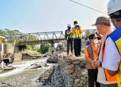 Gubernur Rohidin Tinjau Saluran Irigasi Palak Bengkerung