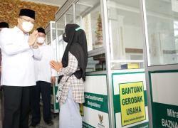 Gubernur Rohidin Salurkan Bantuan Zakat untuk Pendidikan dan UMKM