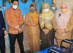 Komisi I Ikut Turun Salurkan Bantuan dari Dinsos kepada Warga yang Membutuhkan