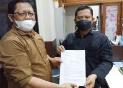 Tampak Pemred Media Menunjukan Bukti Lapor