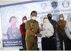 Bupati Bengkulu Tengah Berikan Hadia Kepada Pemenang Lomba Menulis Surat Tingkat SD Dan SMP