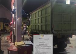 Tampak Mobil truk sedang mengisi BBM Solar Subsidi