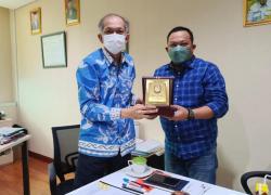 Penyerahan Cindra Mata Oleh Bupati