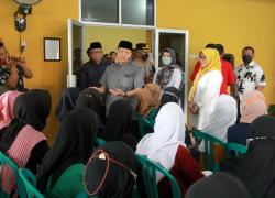 Gubernur Bengkulu Rohidin Mersyah serahkan Beasiswa