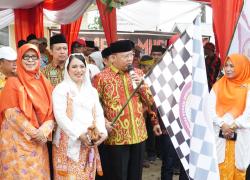 Gubernur Bengkulu Rohidin Mersyah Melepas Peserta Pawai Kain Batik Bersurek