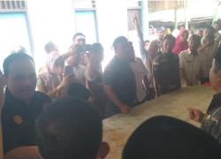 Tampak Anggota DPRD membuka segel