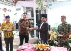 Penyerahan Kue Kepada Bupati Seluma