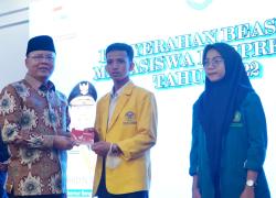 Gubernur Serahkan Bantuan Beasiswa Berprestasi