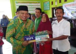 Bupati Seluma Erwin Octavian SE Menyerahkan Bantuan RTLH